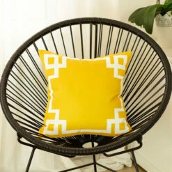 Brand new 👏 Carson Carrington Geometric Yellow And White 18-inch Throw Pillow Cover 👍